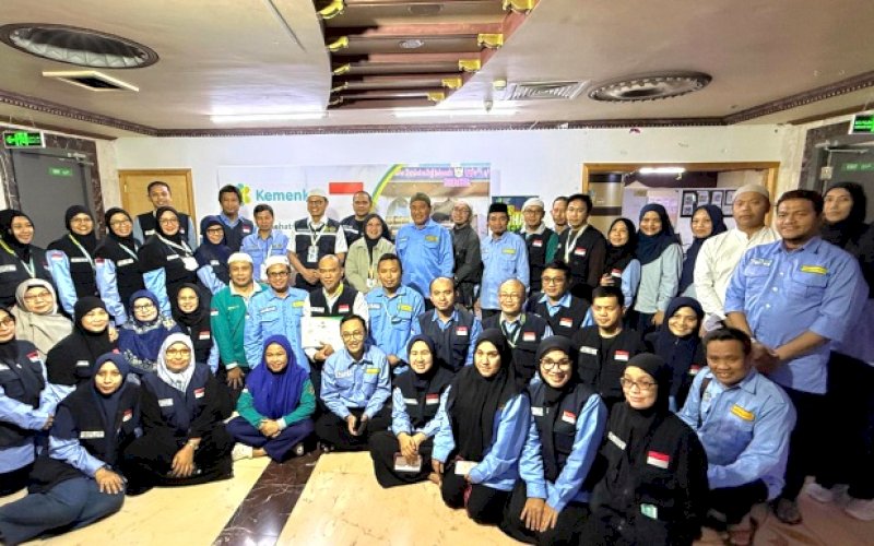 KUNJUNGAN. Anggota Amirull Hajj Indonesia, Taruna Ikrar, mengunjungi Klinik Kesehatan Haji Indonesia (KKHI) Mekah. foto: istimewa 