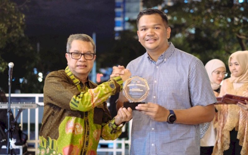 APRESIASI. Bupati Bantaeng, M Fathul Fauzy Nurdin, memberikan apresiasi kepada Departemen Dermatologi Venereologi dan Estetika FK Unhas yang menggelar bakti sosial gratis di Kabupaten Bantaeng. foto: istimewa