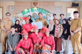 Uji Nurdin Serahkan Bantuan Kemensos Rp50 Juta untuk Sanggar Seni Biangkeke