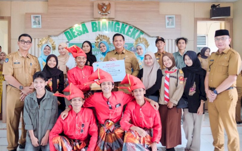 BANTUAN. Bupati Bantaeng, M Fathul Fauzy Nurdin, menyerahkan bantuan Kementerian Sosial (Kemensos) berupa uang tunai kepada Sanggar Seni Biangkeke di Kantor Desa Biangkeke, Kecamatan Pa'jukukang, Bantaeng, Selasa (24/6/2025). foto: istimewa