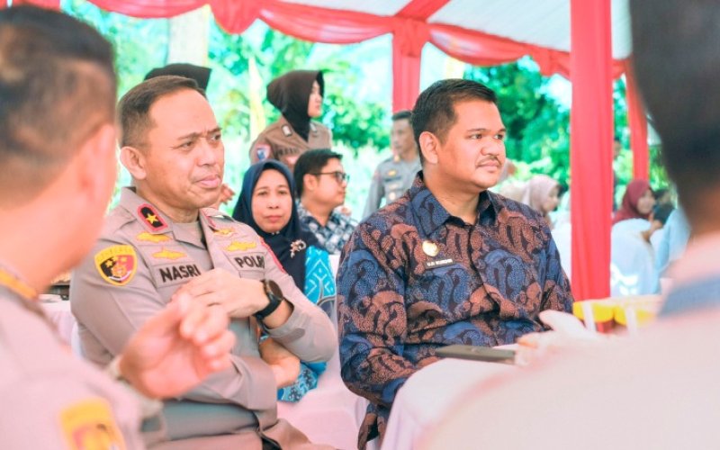 GROUNDBREAKING. Wakapolda Sulsel Brigjen Pol Nasri didampingi Bupati Bantaeng M Fathul Fauzy Nurdin menggelar peletakan batu pertama atau groundbreaking pembangunan Gudang Ketahanan Pangan Polri di Kelurahan Gantarangkeke, Kecamatan Gantarangkeke, Kabupaten Bantaeng, Kamis (5/6/2025). foto: istimewa