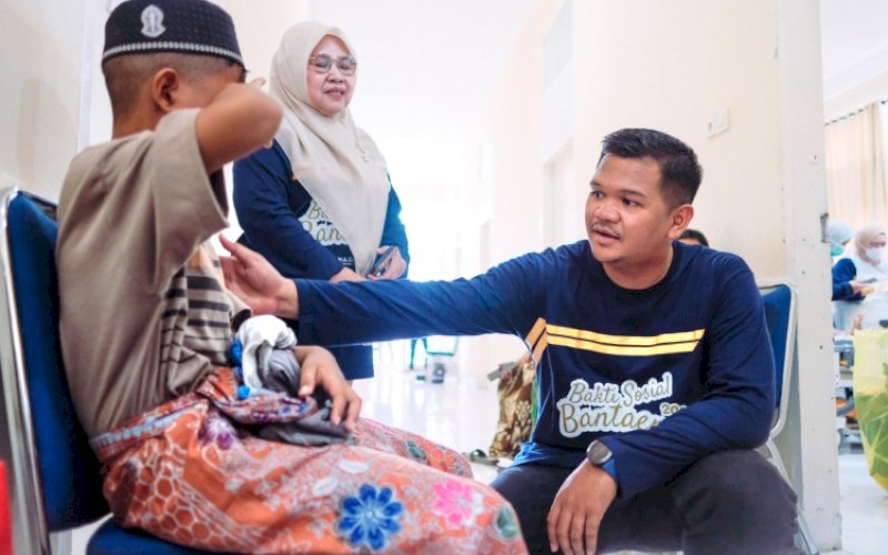 DUKUNGAN. Bupati Bantaeng, M Fathul Fauzy Nurdin, mengunjungi anak-anak yang mengikuti khitanan massal, di Rumah Sakit Umum Daerah (RSUD) Prof DR M Anwar Makkatutu, Sabtu (14/6/2025). foto: istimewa