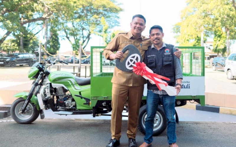 PENYERAHAN. Bupati Bantaeng M Fathul Fauzy Nurdin menyerahkan motor pengangkut sampah tiga roda kepada Kepala Pasar Banyorang Andi Akmal Dg Pagolla di Kantor Bupati Bantaeng, Selasa (10/6/2025). foto: istimewa