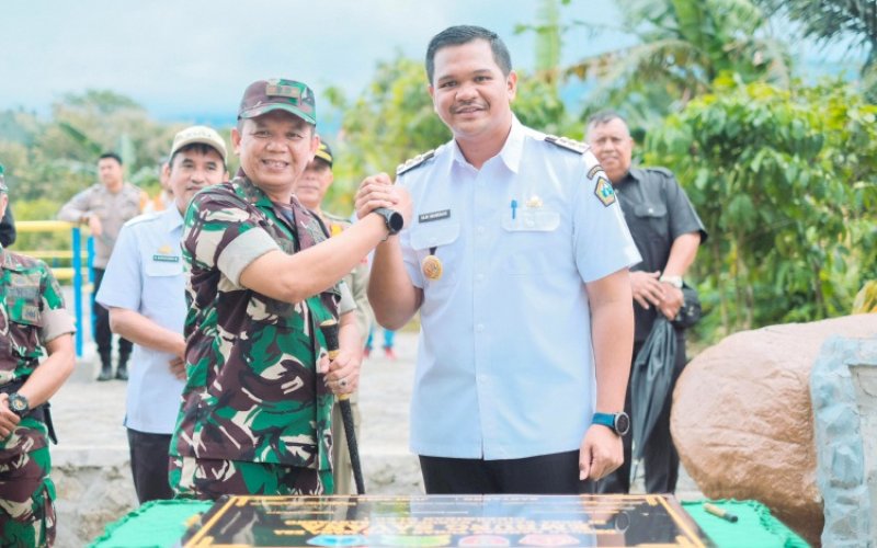 SALAM KOMANDO. Bupati Bantaeng M Fathul Fauzy Nurdin salam komandan bersama Dandim 1410 Bantaeng Letkol Inf Agus Indartan usai menandatangani prasasti peresminan Embung Savana, Desa Barua, Kecamatan Eremerasa, Bantaeng, Rabu (25/6/2025). foto: istimewa