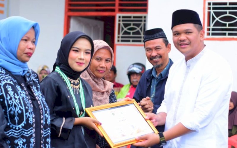 PENAMATAN. Bupati Bantaeng, M Fathul Fauzy Nurdin, menghadiri Penamatan Madrasah Tsanawiyah Al-Mansur dan Madrasah Aliyah Al-Mansur Biangloe Tahun Ajaran 2024/2025 di Lapangan Pondok Pesantren Al-Mansur, Desa Biangloe, Kecamatan Pa'jukukang Bantaeng, Minggu (1/6/2025). foto: istimewa