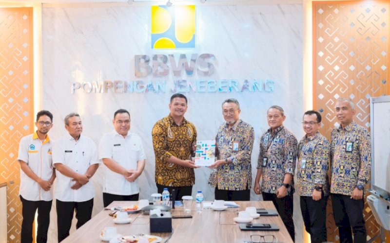 PENYERAHAN. Bupati Bantaeng M Fathul Fauzy Nurdin menyerahkan berkas sembari mempresentasikan Feasibility Study (FS) atau studi kelayakan yang diterbitkan Unhas untuk pembangunan saluran irigasi di Kantor BBWS Pompengan Jeneberang, Jl Sekolah Guru Perawat, Kecamatan Rappocini, Kota Makassar, Rabu (11/6/2025). foto: istimewa