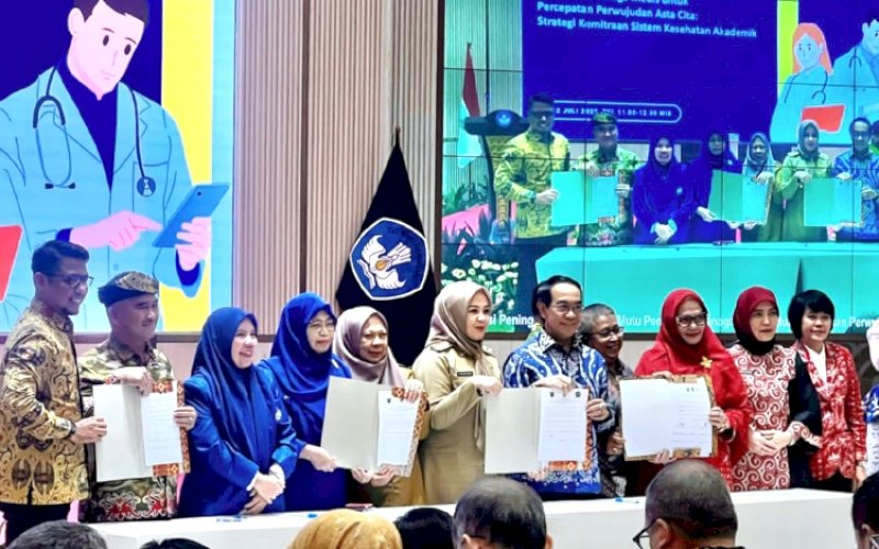 PELUNCURAN. Wakil Wali Kota Makassar Aliyah Mustika Ilham (kedua kanan) mewakili Wali Kota Makassar Munafri Arifuddin menghadiri kegiatan Peluncuran dan Penandatanganan Komitmen Program Akselerasi Pemenuhan dan Distribusi Dokter Spesialis melalui Sistem Kesehatan Akademik, yang diselenggarakan Kementerian Pendidikan, Kebudayaan, Riset, dan Teknologi bersama Ditjen Diktiristek di Auditorium Gedung D Kemdiktisaintek, Jakarta, Selasa (22/7/2025). foto: istimewa