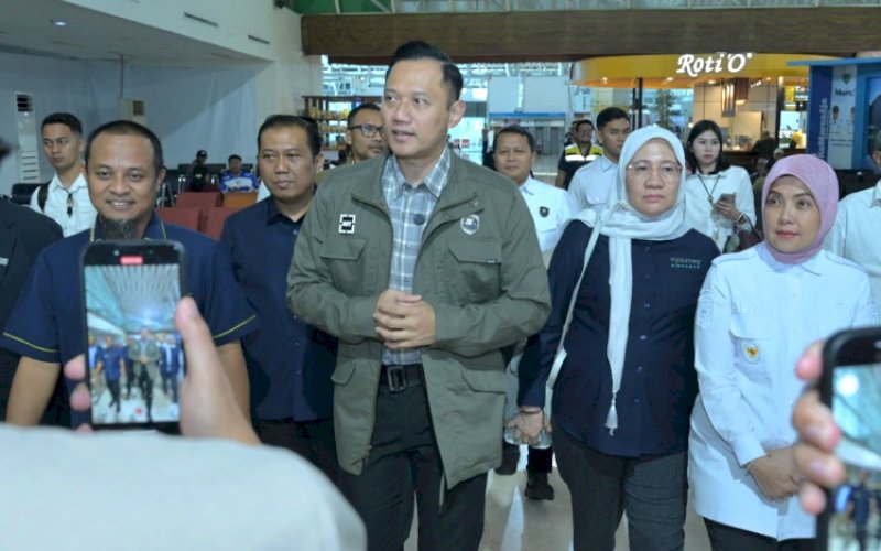 KUNJUNGAN KERJA. Wakil Wali Kota Makassar Aliyah Mustika Ilham mendampingi Menteri Koordinator Bidang Infrastruktur dan Pembangunan Kewilayahan Agus Harimurti Yudhoyono (AHY) dalam kunjungan kerja ke Bandara Internasional Sultan Hasanuddin, Rabu (9/7/2025). foto: istimewa
