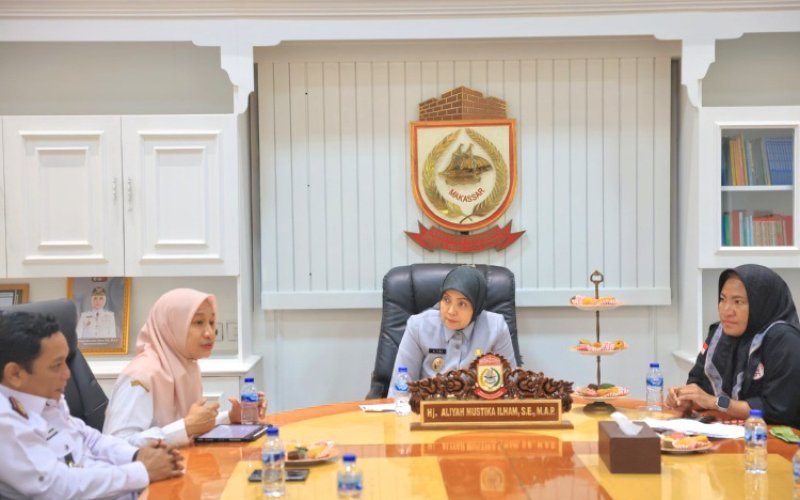 AUDIENSI. Wakil Wali Kota Makassar, Aliyah Mustika Ilham, menerima audiensi dari Komite Perjuangan Rakyat Miskin (KPRM) di Balai Kota Makassar, Rabu (2/7/2025). foto: istimewa