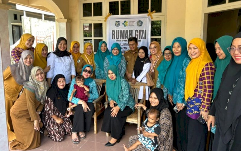 KUNJUNGAN. Ketua Tim Penggerak PKK Kabupaten Bulukumba, Andi Herfida Muchtar, melakukan kunjungan ke sejumlah Rumah Gizi di Kecamatan Ujung Bulu, Selasa (1/7/2025). foto: istimewa