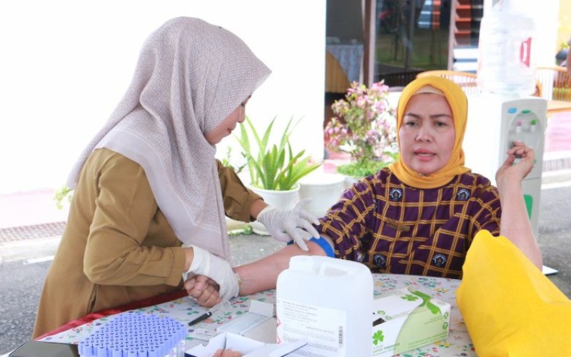 TES. Ketua Tim Penggerak PKK Kabupaten Bulukumba, Andi Herfida Muchtar, ikut menjalani tes urine dan darah di halaman belakang Rujab Bupati Bulukumba, Senin (14/7/2025). foto: istimewa