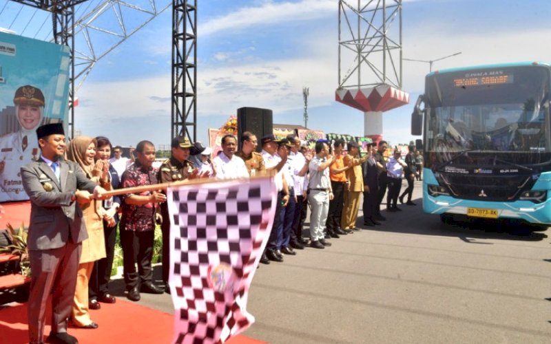 PELUNCURAN. Gubernur Sulsel, Andi Sudirman Sulaiman, secara resmi meluncurkan Bus Trans Sulsel di kawasan Center Point of Indonesia (CPI), Kota Makassar, Senin (14/7/2025). foto: istimewa