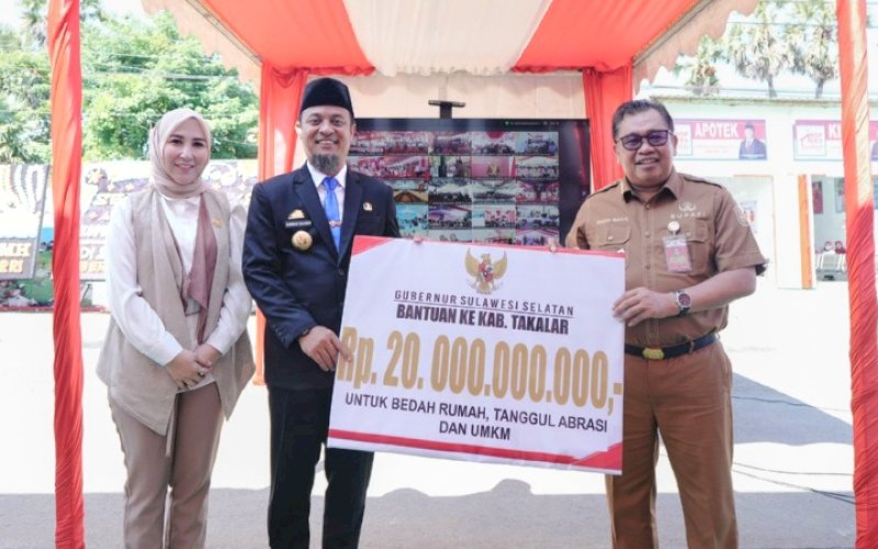 BANTUAN. Gubernur Sulsel, Andi Sudirman Sulaiman, menyerahkan bantuan kepada Bupati Takalar Mohammad Firdaus Daeng Manye di acara peluncuran Koperasi Desa Merah Putih di Desa Aeng Batu-batu, Kecamatan Galesong Utara, Takalar, Senin (21/7/2025). foto: istimewa