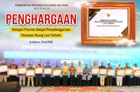 Gubernur Sulsel Terima Penghargaan Penataan Ruang Laut Terbaik dari Menteri KKP
