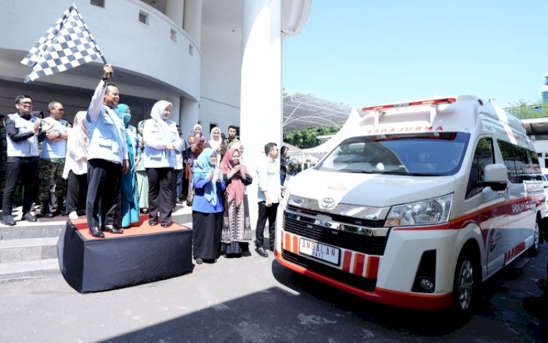 PELUNCURAN. Gubernur Sulsel, Andi Sudirman Sulaiman, meluncurkan Mobile Intensive Care Unit (MICU), sebuah layanan rumah sakit bergerak yang dilengkapi peralatan medis lengkap, termasuk ruang operasi di Baruga Asta Cita, Rumah Jabatan Gubernur Sulsel, Jumat (25/7/2025). foto: istimewa