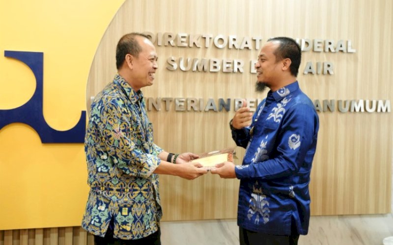 PERTEMUAN. Gubernur Sulsel Andi Sudirman Sulaiman menemui Direktur Jenderal Sumber Daya Air (SDA) Kementerian Pekerjaan Umum Dwi Purwantoro, beberapa waktu lalu. foto: istimewa