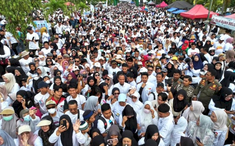 JALAN SEHAT. Gubernur Sulsel, Andi Sudirman Sulaiman, berbaur bersama warga mengikuti Jalan Sehat Anti Mager yang dipadati puluhan ribu warga di kawasan Lapangan Andi Djemma dan Pelataran Masjid Agung Belopa, Kamis (3/7/2025) pagi. foto: istimewa