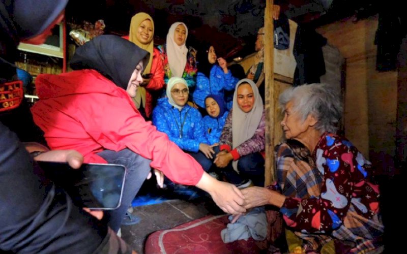 PEDULI. Ketua Tim Penggerak PKK Kabupaten Gowa, Andi Tenri Indah Darmawangsyah, menyalurkan bantuan sembako kepada Keluarga Miskin Ekstrem (KME) di tiga titik di Kelurahan Malino, Kecamatan Tinggimoncong, Gowa, Jumat (11/7/2025). foto: istimewa