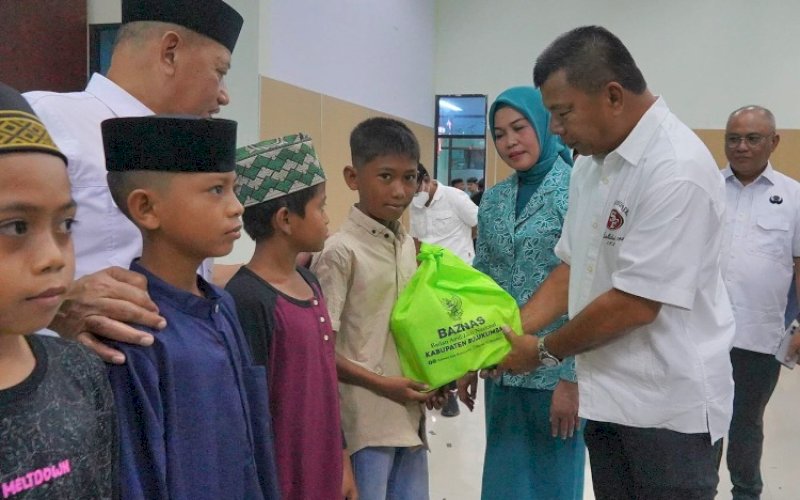 PEDULI. Bupati Bulukumba Andi Muchtar Ali Yusuf didampingi Ketua TP PKK Kabupaten Bulukumba Andi Herfida Muchtar menyerahkan bingkisan kepada anak-anak yang mengikuti sunatan massal di RSUD H Andi Sulthan Daeng Radja Bulukumba, Rabu (2/7/2025). foto: istimewa