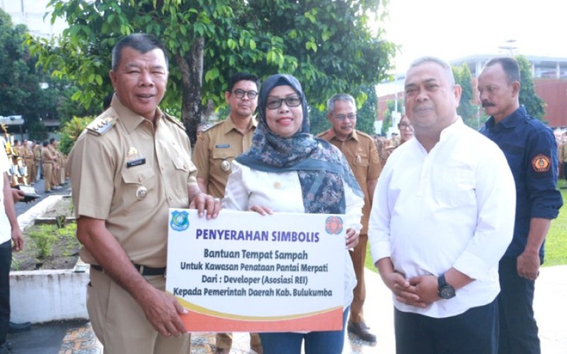 PENYERAHAN. Perwakilan REI Bulukumba Nurhidayah menyerahkan bantuan tempat sampah kepada Bupati Bulukumba Andi Muchtar Ali di sela Apel Gabungan OPD di halaman Kantor Bupati Bulukumba, Senin (21/7/2025). foto: istimewa