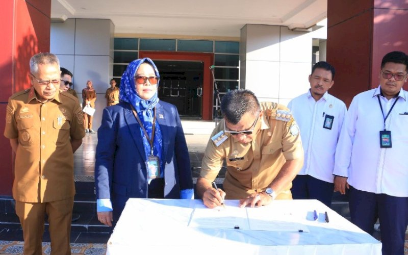 KERJA SAMA. Bupati Bulukumba Andi Muchtar Ali Yusuf bersama Ketua Pengadilan Negeri Bulukumba Erniwaty melakukan penandatanganan kerja sama, Senin (7/7/2025). foto: istimewa