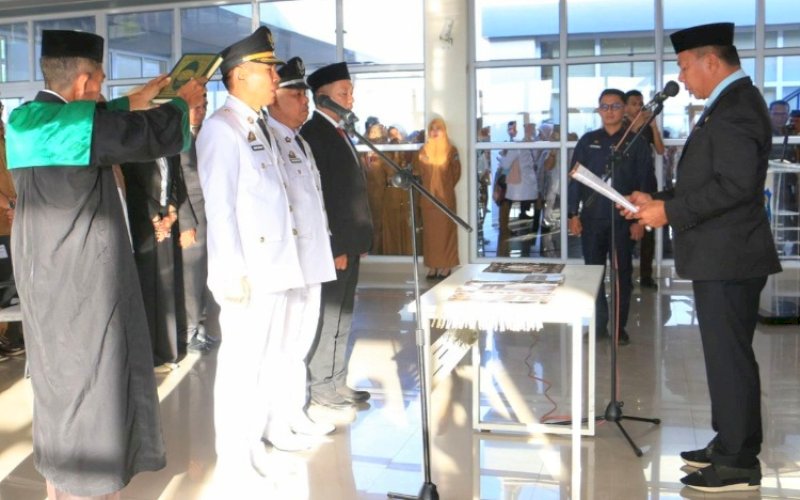 PELANTIKAN. Bupati Bulukumba, Andi Muchtar Ali Yusuf, melantik puluhan Pejabat Administrator Eselon III dan Pejabat Pengawas Eselon IV di Lantai 4 Gedung Pinisi Bulukumba, Senin (7/7/2025). foto: istimewa