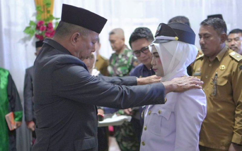 PELANTIKAN. Bupati Bulukumba, Andi Muchtar Ali Yusuf, melantik dan mengambil sumpah jabatan Sarsunah sebagai Kepala Desa Bontobulaeng, Kecamatan Bontotiro di Kantor Desa Bontobulaeng, Selasa (17/7/2025). foto: istimewa