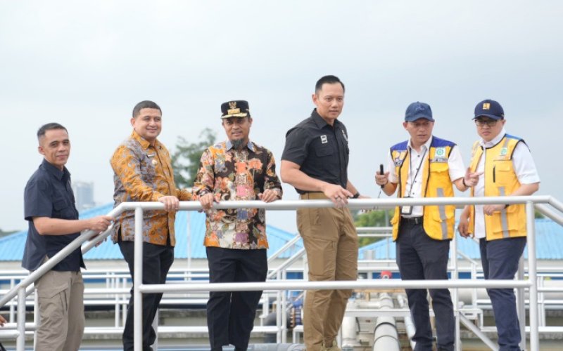 KUNJUNGAN. Wali Kota dan Wakil Wali Kota Makassar Munafri Arifuddin-Aliyah Mustika Ilham (Appi-Aliyah/Mulia) dan Gubernur Sulsel Andi Sudirman Sulaiman mendampingi Menko IPK Agus Harimurti Yudhoyono (AHY) meninjau Instalasi Pengolahan Air Limbah (IPAL) Losari di Makassar, Kamis (10/7/2025). foto: istimewa