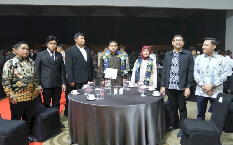 PELANTIKAN. Wali Kota Makassar Munafri Arifuddin bersama Wakil Wali Kota Aliyah Mustika Ilham menunjukkan kekompakan menghadiri pelantikan Hipmi Kota Makassar di Hotel Four Points by Sheraton Makassar, Jumat (11/7/2025