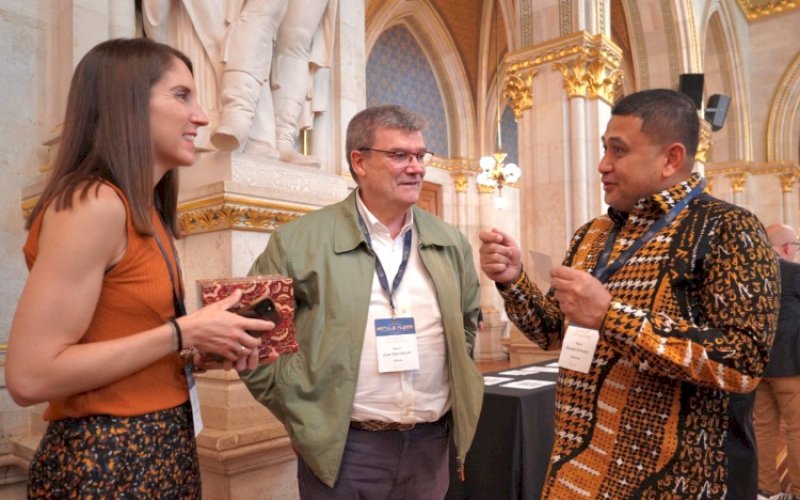 DISKUSI. Wali Kota Makassar, Munafri Arifuddin, berdiskusi dengan peserta World Cities Summit (WCS) Mayors Forum 2025 di Wina, Austria, Jumat (4/7/2025) waktu setempat. foto: istimewa