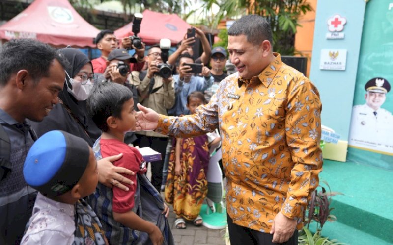 APPI MENYAPA. Wali Kota Makassar, Munafri Arifuddin, menyapa anak-anak yang mengikuti khitanan massal gratis di Kantor Kecamatan Mamajang, Kota Makassar, Kamis (10/7/2025). foto: istimewa