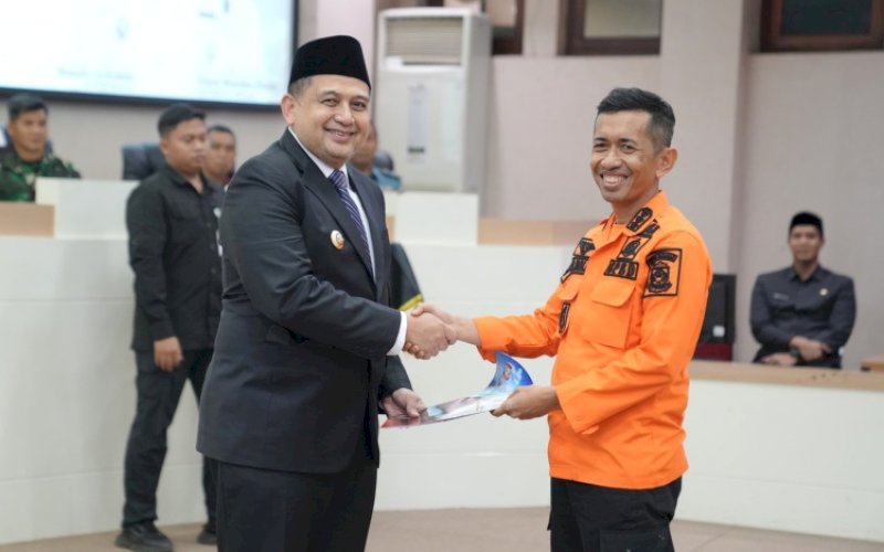 PELANTIKAN. Wali Kota Makassar, Munafri Arifuddin, melantik Muhammad Fadli Tahar sebagai Sekretaris sekaligus Plt Kepala BPBD Kota Makassar bersama sejumlah pejabat dalam lingkup Pemkot Makassar, Jumat (11/7/2025). foto: istimewa