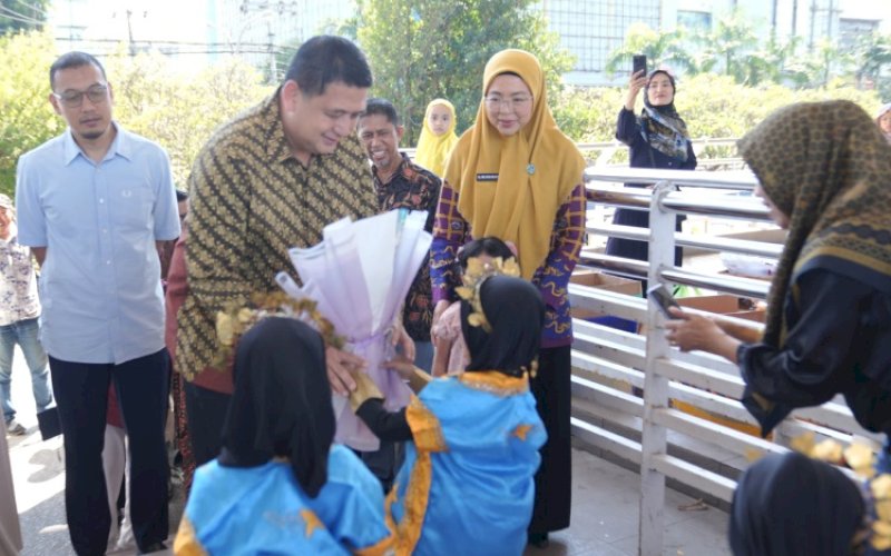 HARI ANAK. Wali Kota Makassar Munafri Arifuddin didampingi Bunda PAUD Makassar Melinda Aksa bersama anak-anak pada puncak peringatan Hari Anak Nasional (HAN) 2025 di Lapangan Karebosi Makassar, Sabtu (26/7/2025). foto: istimewa