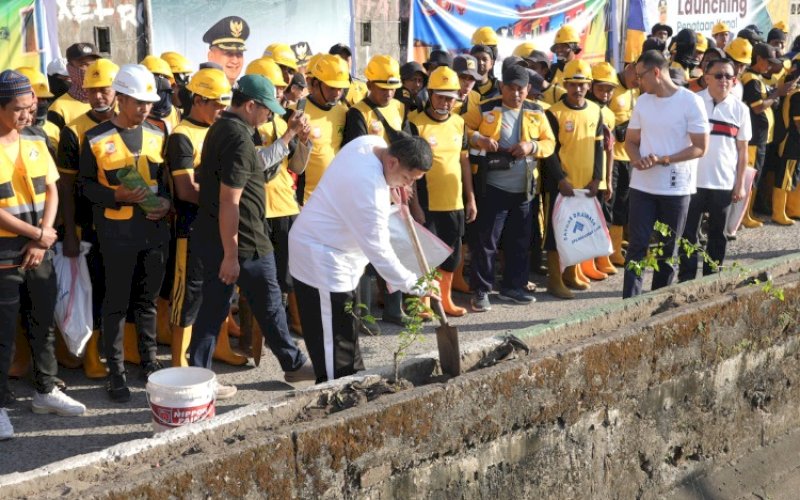 LAUNCHING. Wali Kota Makassar, Munafri Arifuddin, secara langsung memimpin launching penataan Kanal Jongaya yang dirangkaikan dengan kerja bakti massal dan penanaman pohon di sepanjang ruas kanal, Jl Andi Tonro, Kecamatan Tamalate, Kota Makassar, Jumat (18/7/2025). foto: istimewa