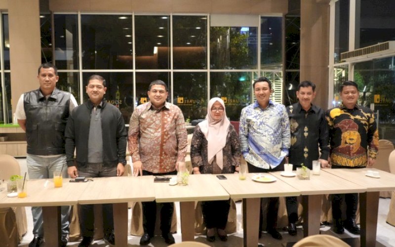 PERTEMUAN. Wali Kota Makassar, Munafri Arifuddin (ketiga kiri), memfasilitasi pertemuan tertutup bersama kepala daerah Luwu Raya dan aparat keamanan di Novotel Makassar, Minggu (27/7/2025) malam. foto: istimewa