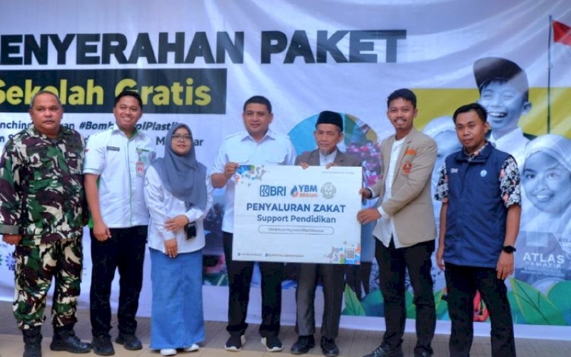 PENYERAHAN. Wali Kota Makassar Munafri Arifuddin menyerahkan paket sekolah gratis kepada Ketua PD Muhammadiyah Kota Makassar Muh Said Abd Shamad di Kompleks Perguruan Muhammadiyah, Jl Kapoposang Nomor 2, Kota Makassar, Rabu (23/7/2025). foto: istimewa