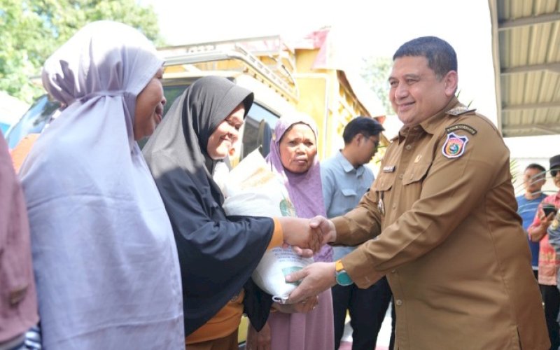 PENYERAHAN. Wali Kota Makassar, Munafri Arifuddin, secara simbolis menyerahkan bantuan pangan beras kepada penerima manfaat di Kelurahan Daya, Kecamatan Biringkanaya, Kota Makassar, Selasa (22/7/2025). foto: istimewa