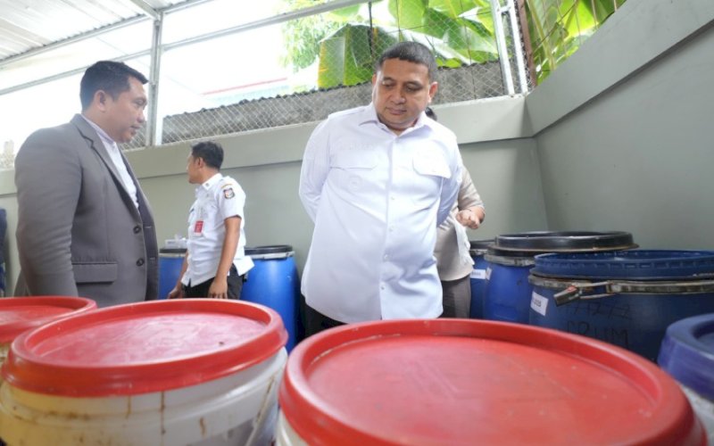PENINJAUAN. Wali Kota Makassar, Munafri Arifuddin, meninjau pengolahan sampah organik menjadi Eco Enzyme saat membuka kegiatan sosialisasi pengelolaan sampah organik menjadi Eco Enzyme di Hotel Mercure Makassar, Rabu (9/7/2025). foto: istimewa