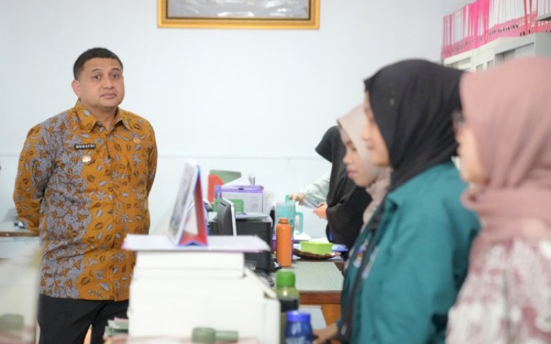 SIDAK. Wali Kota Makassar, Munafri Arifuddin, melakukan Inspeksi Mendadak (Sidak) di kompleks Kantor Gabungan Dinas lingkup Pemkot Makassar di Jl Urip Sumoharjo, Kota Makassar, Kamis (10/7/2025). foto: istimewa