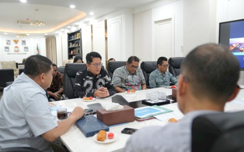 PERTEMUAN. Wali Kota Makassar, Munafri Arifuddin, menerima jajaran manajemen PT Gowa Makassar Tourism Development (GMTD) dalam pertemuan strategis yang berlangsung di Ruang Kerja Wali Kota Makassar, Jumat (18/7/2025). foto: istimewa