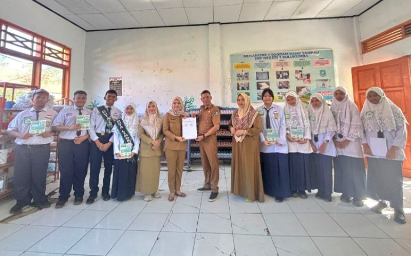 MOU. DLHK Kabupaten Bulukumba melakukan penandatanganan Nota Kesepakatan atau Memorandum of Understanding (MoU) dengan UPT SPF SMPN 1 Bulukumba terkait Bank Sampah. foto: istimewa