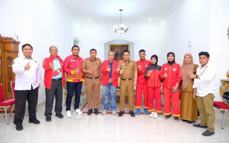 PELEPASAN. Wakil Bupati Gowa, Darmawangsyah Muin, melepas empat atlet Tapak Suci asal Kabupaten Gowa yang akan mewakili Sulsel pada Kejuaraan Dunia Tapak Suci 2025 di Universitas Brawijaya, Kota Malang, Jawa Timur. foto: istimewa