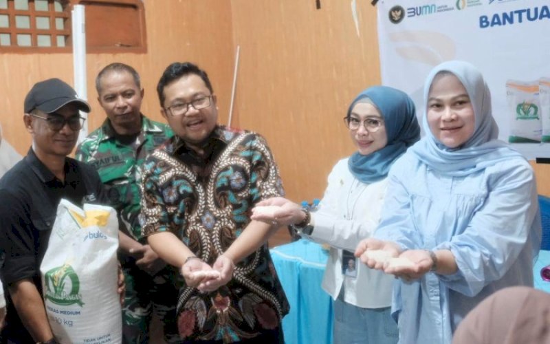 BANTUAN PANGAN. Wakil Bupati Gowa, Darmawangsyah Muin, menghadiri penyaluran Bantuan Pangan Beras Alokasi Juni-Juli 2025 ke masyarakat Gowa yang dimulai di Kelurahan Mawang, Kecamatan Somba Opu, Kabupaten Gowa, Minggu (20/7/2025). foto: istimewa