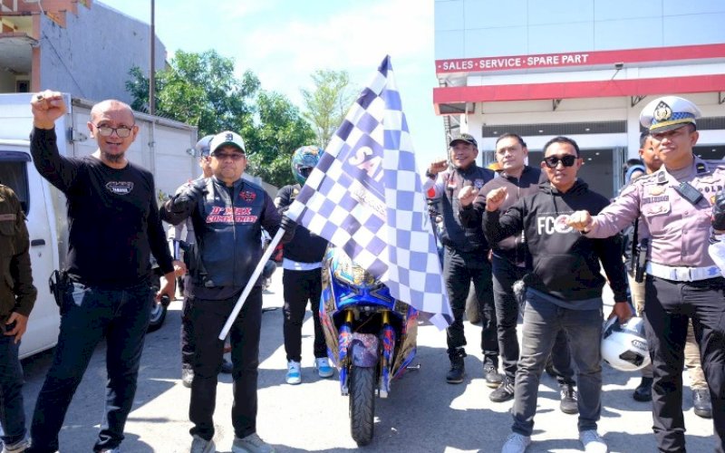 PELEPASAN. Wakil Bupati Gowa, Darmawangsyah Muin, melepas seluruh rider Maxi Yamaha di halaman PT SJAM Panciro Kecamatan Pallangga, Gowa sekaligus ikut konvoi dalam rombongan skutik Maxi Yamaha (Xmax, Nmax, Aerox, dan Lexi) dari generasi pertama hingga terbaru, termasuk Maxi Turbo menuju Malino, Sabtu (19/7/2025). foto: istimewa