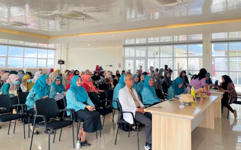 LAUNCHING. Jajaran Dinas Kesehatan bersama TP PKK Kabupaten Bulukumba mengikuti launching secara virtual Membaca Buku Kesehatan Ibu dan Anak (KIA) Membangun Generasi Emas di Ruang Kahayya, lantai 4 Gedung Pinisi Bulukumba, Kamis (24/7/2025). foto: istimewa