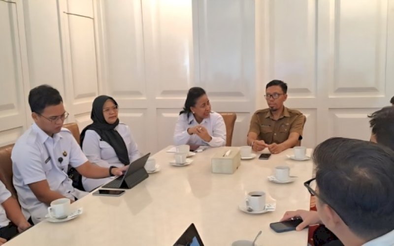 PERTEMUAN. Sekretaris Diskomonfo-SP Sulsel, Sultan Rakib, menerima rombongan Kedeputian Bidang Koordinasi Hak Asasi Manusia Kementerian Koordinator Bidang Hukum, Hak Asasi Manusia, Imigrasi dan Pemasyarakatan Republik Indonesia di Kantor Gubenur Sulsel, Senin (21/7/2025). foto: istimewa