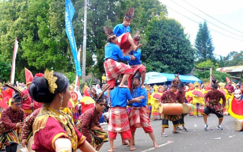 CARNAVAL. Salah satu peserta Fashion Culture Carnaval yang merupakan salah satu rangkaian ajang Beautiful Malino 2025 hari keempat di Jl Endang, Sabtu (12/72025). foto: istimewa
