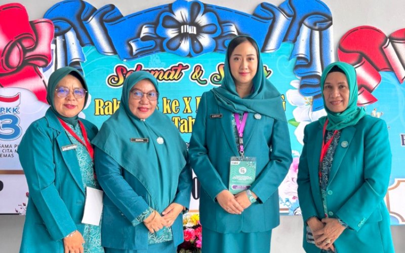 HKG PKK. Ketua Tim Penggerak PKK Kabupaten Bantaeng, Gunya Paramasukhaputri (kedua kanan), beserta rombongan menghadiri Puncak Peringatan HKG PKK ke-53 dan Rakernas X PKK Tahun 2025 di Gedung Plenary Hall Sempaja, Kota Samarinda, Kaltim, Selasa (8/7/2025). foto: istimewa