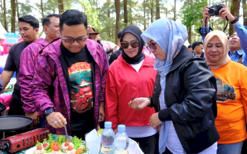 PENINJAUAN. Bupati Gowa, Sitti Husniah Talenrang, meninjau Cooking Challenge salah satu event rangkaian Warnai Beautiful Malino 2025, yang diikuti organisasi perempuan se-Kabupaten Gowa di Kawasan Taman Kota Bunga Malino, Kecamatan Tinggimoncong, Jumat (11/7/2025). foto: istimewa