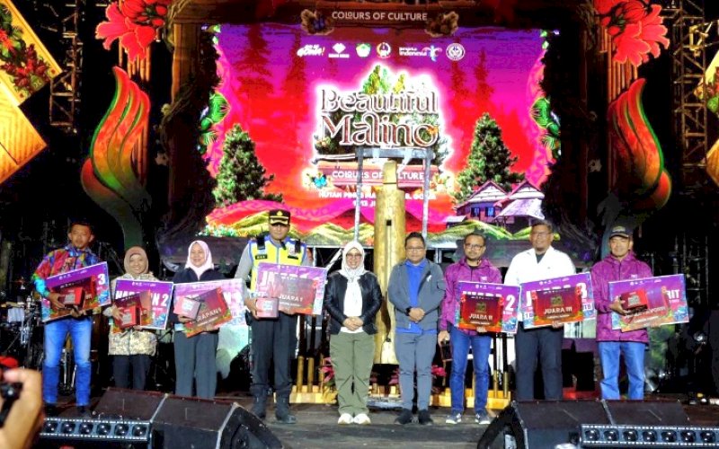 PEMENANG. Bupati Gowa, Sitti Husniah Talenrang, bersama para pemenang Fashion Carnaval Beautiful Malino 2025 saat menutup event pariwisata tahunan ini, di Hutan Pinus Malino, Minggu (13/7/2025) malam. foto: istimewa